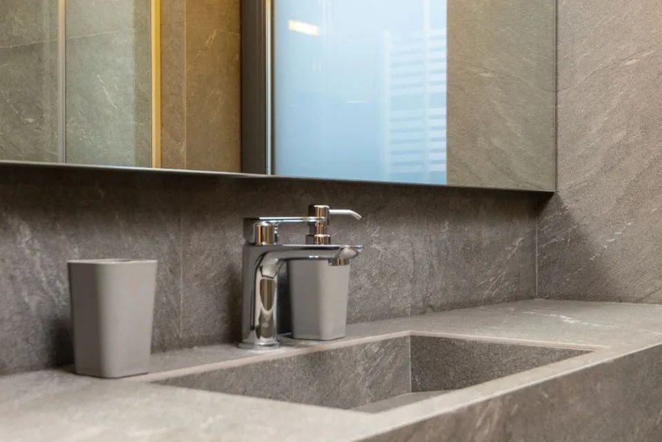 Lavabo de salle de bain en céramique blanche posé sur un meuble vasque